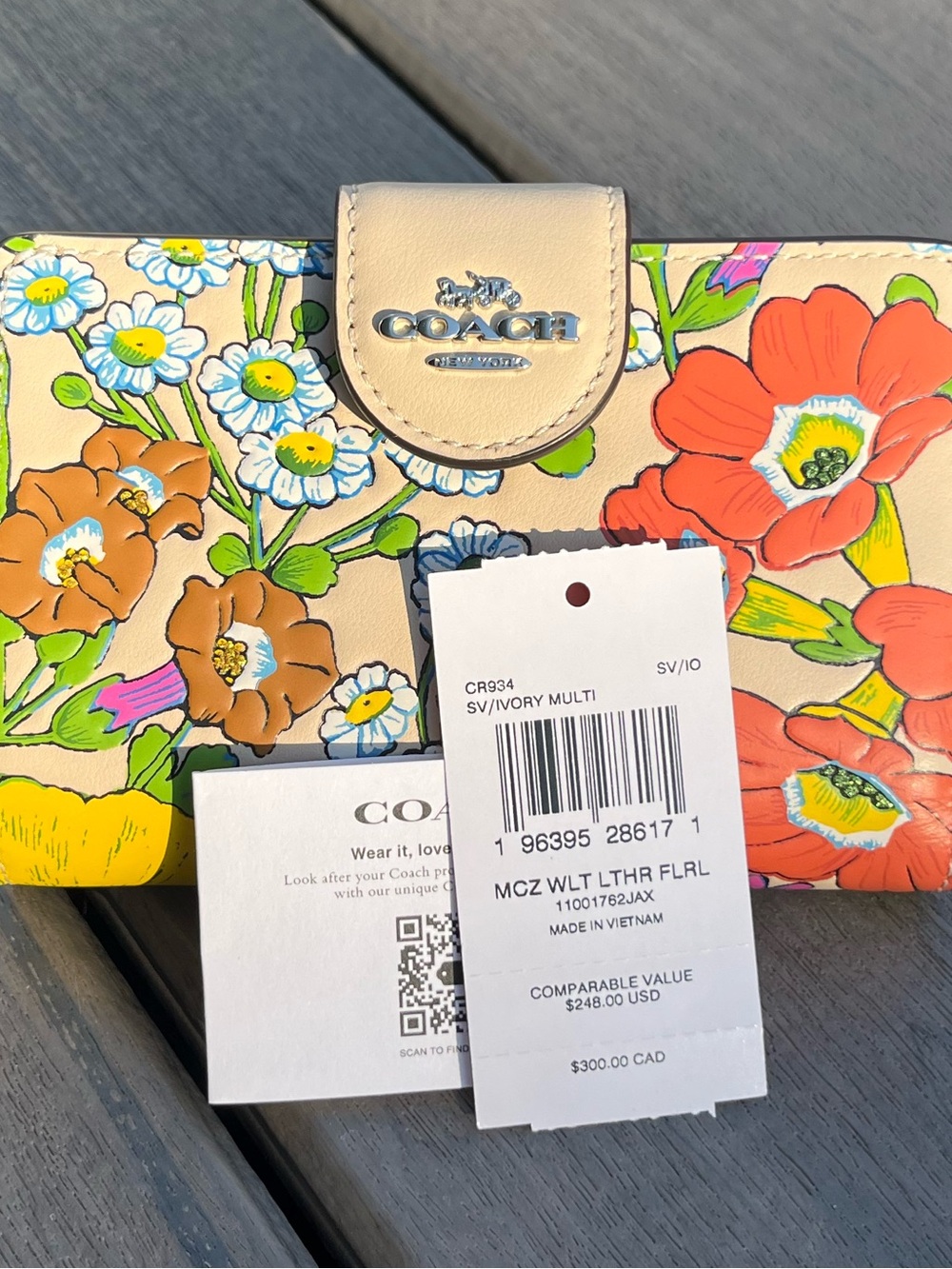 Coach; Limited Edition; Cream/Ivory & Multicolor Floral; Zip Wallet; 3.5x5in NWT - Picture 8 of 12